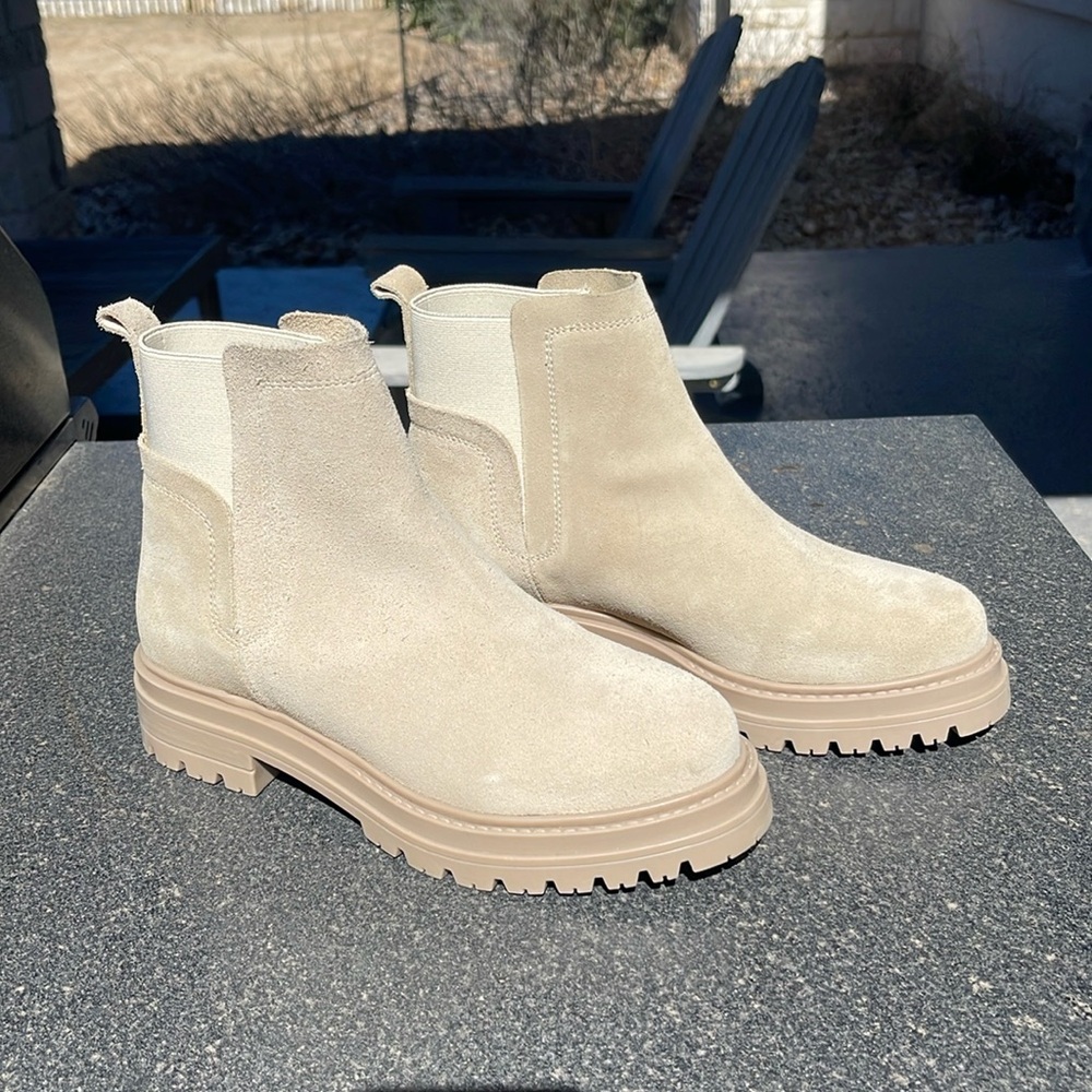 New Steve Madden Moira Sand suede boots size 7
